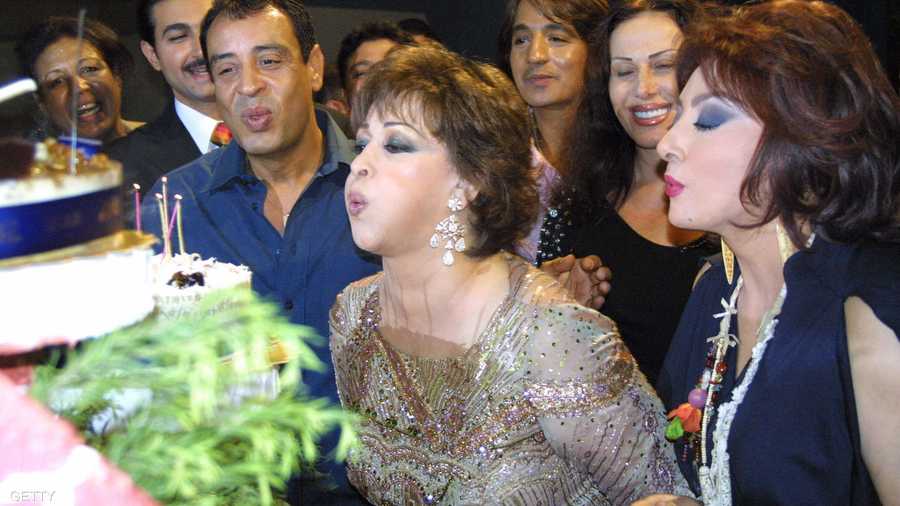 تطفئ شمعة احتفالا بعيد ميلادها ويشاركها الاحتفال الفنانة نبيلة عبيد