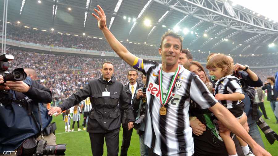 ديل بييرو يودع جماهير فريقة أثناء الاحتفال بالفوز بالدوري الإيطالي