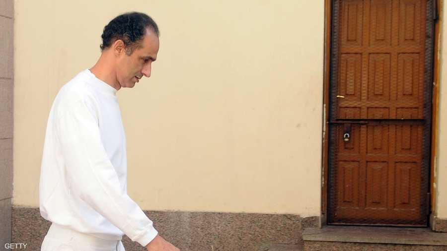 علاء مبارك نجل الرئيس المصري السابق في طريقه لجلسة النطق بالحكم