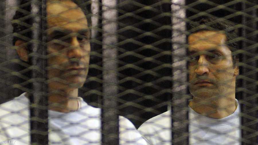 علاء وجمال نجلا الرئيس المصري السابق حسني مبارك خلف القضبان