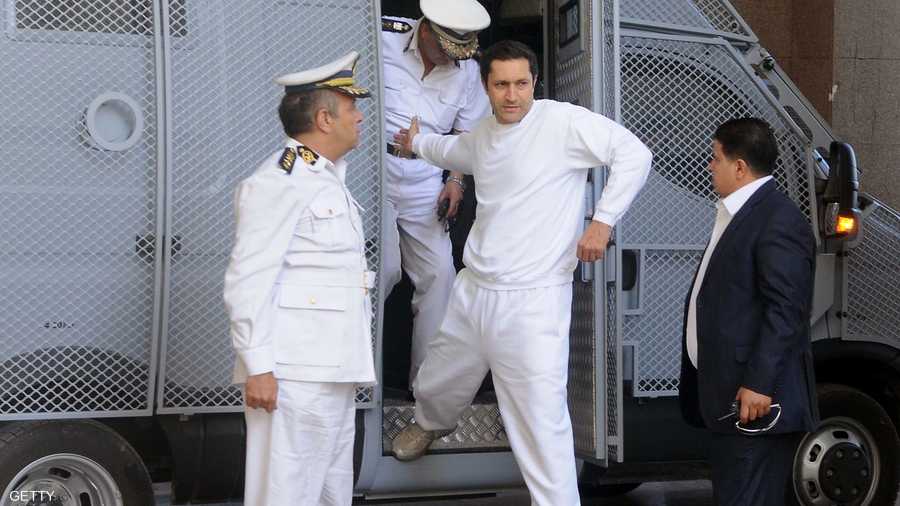 علاء مبارك أثناء خروجه من سيارة ترحيلات السجن لدخول قاعة المحكمة