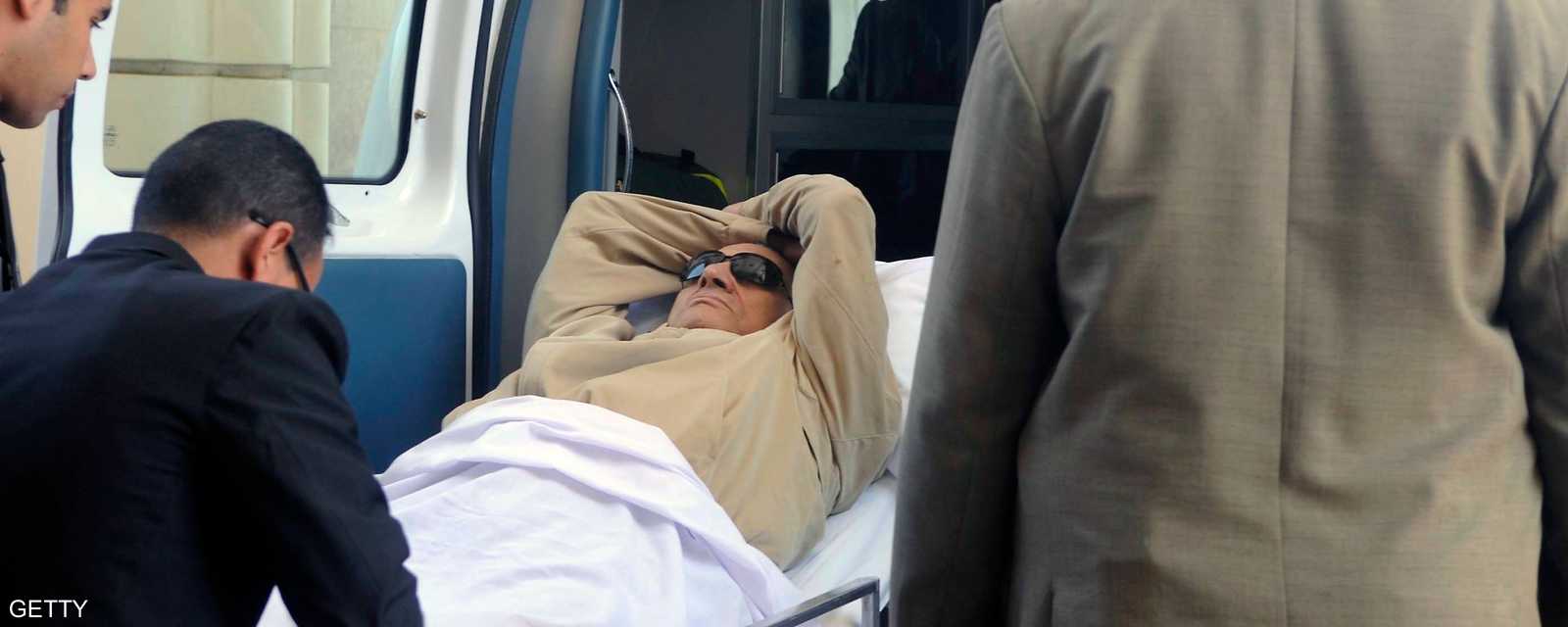 الرئيس المصري السابق حسني مبارك أثناء خروجه من سيارة الإسعاف لدخول قاعة المحكمة