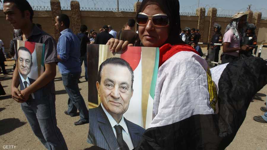 مؤيدون للرئيس المصري السابق حسني مبارك خارج قاعة المحكمة