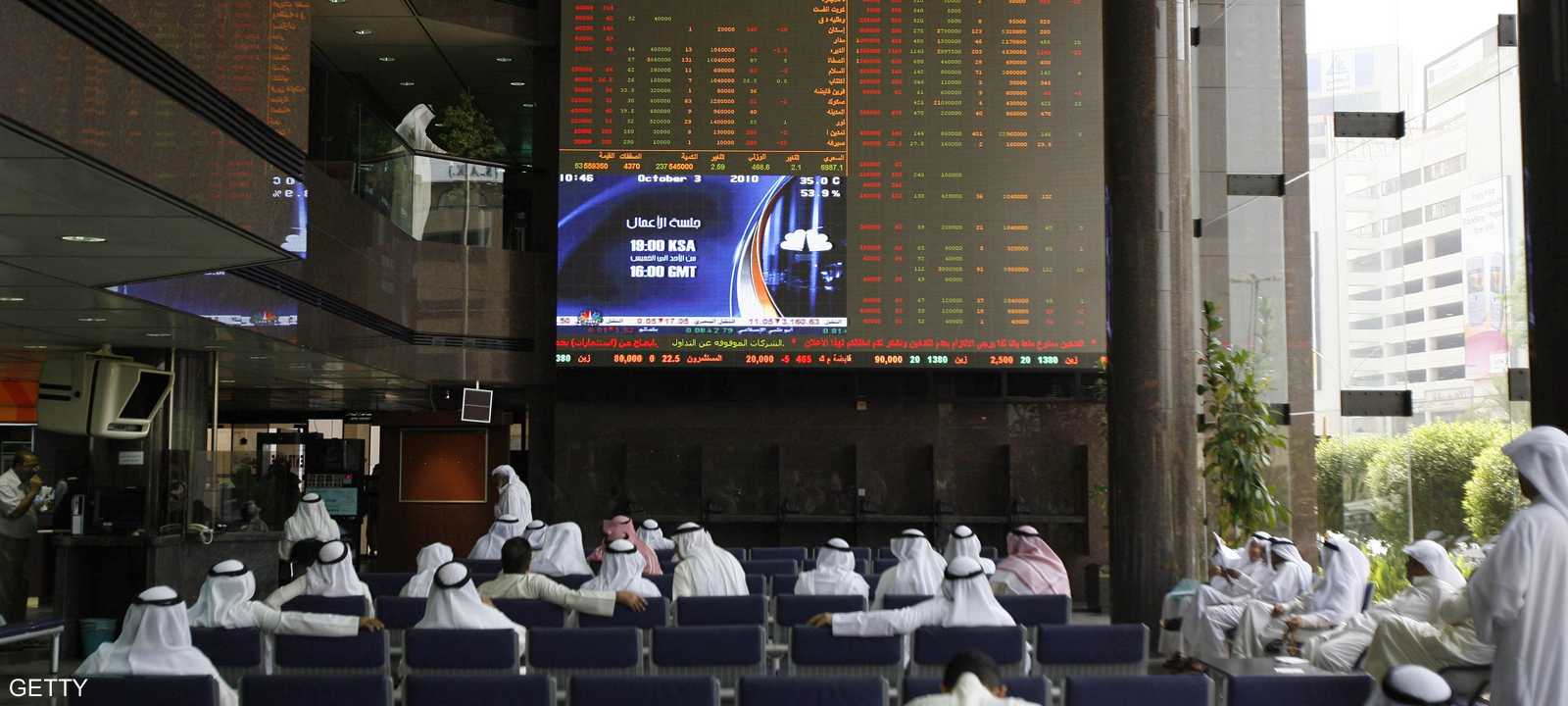متعاملون يراقبون أداء الأسهم الكويتية ـ أرشيف