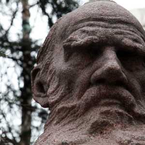 الأديب الروسي ليو تولستوي، احد أدباء الحقبة الفضية في الأدب الروسي