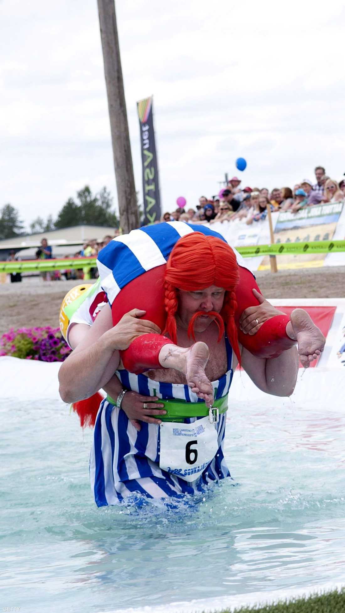 المتسابقون تنكروا بأزياء غريبة خلال مشاركتهم في المسابقة لإضفاء المزيد من المرح