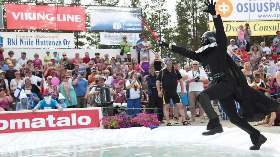 لم تخل أجواء المسابقة من المرح حيث أصر أحدهم على المشاركة رغم عدم وجود شريكة له