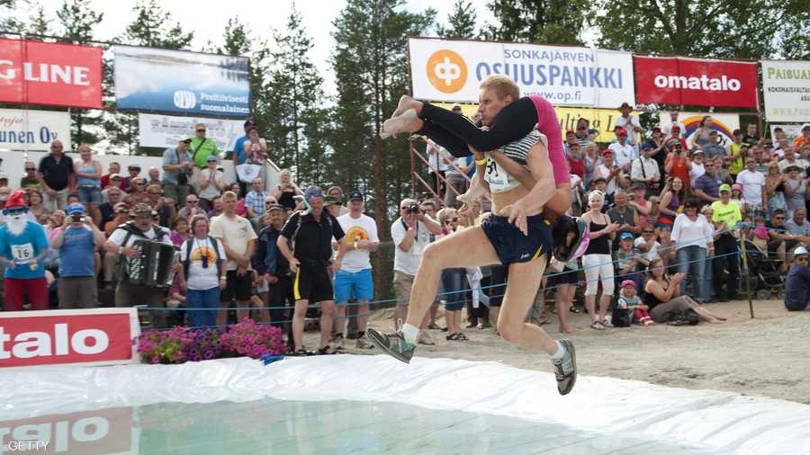 المسابقة تمثل تقليدا فنلنديا قديما عندما كان الأزواج يحملون زوجاتهم هربا من الفايكينغ