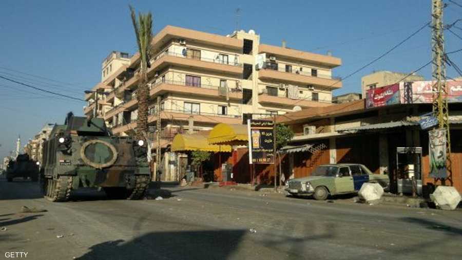 عربة مدرعة تابعة للجيش اللبناني في حي باب التبانة ذي الأغلبية السنية، الذي يعد إلى جانب جبل محسن الأكثر فقراً في لبنان