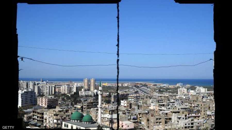 مشهد لحي باب التبانة من نافذة منزل في جبل محسن الذي يقدر عدد سكانه بنحو 40 ألف نسمة