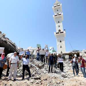 متظاهرون أمام ضريح الشعاب الدهماني في طرابلس بعد تدميره