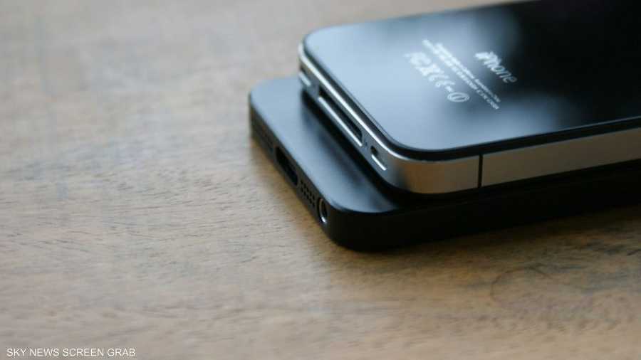 مقارنة بين آيفون 5 وآيفون 4 إس، من مستخدم فليكر (chrisbrownie91)