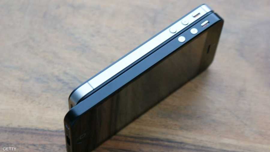 مقارنة بين آيفون 5 وآيفون 4 إس، من مستخدم فليكر (chrisbrownie91)