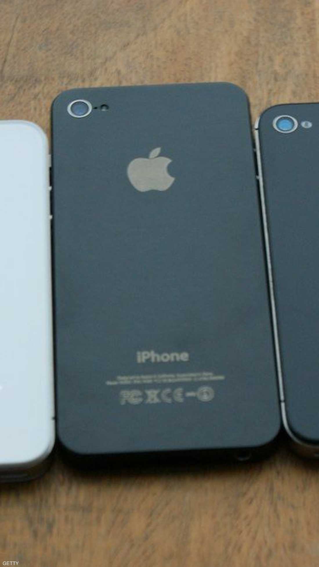 مقارنة بين آيفون 5 وآيفون 4 إس، من مستخدم فليكر (chrisbrownie91)