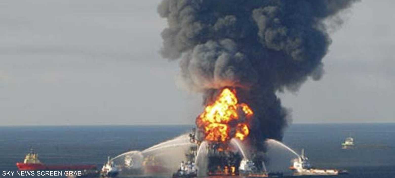 سفن إطفاء تحاول احتواء النيران في منصة  "ديبووتر هورايزون"  عام 2010-أرشيفية