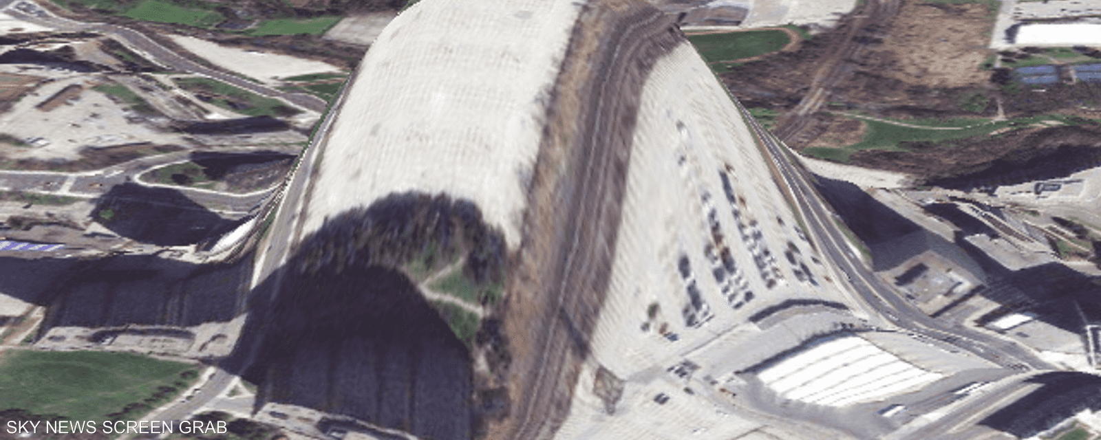 خطأ آخر في خرائط أبل يظهر جبلا خرج في مساحة خاصة بركن السيارات