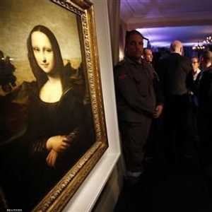 زوار يشاهدون اللوحة المنسوبة للرسام الراحل ليوناردو دافنشي في جنيف