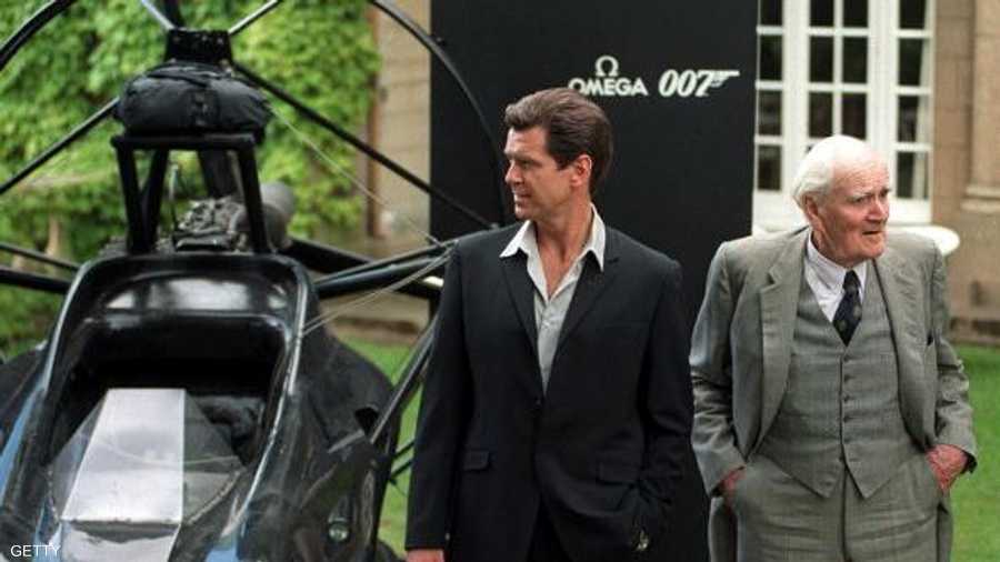 بروسنان.. واحد من 6 نجوم قاموا بأداء دور العميل الإنجليزي يتفقد إحدى المعدات المتقدمة