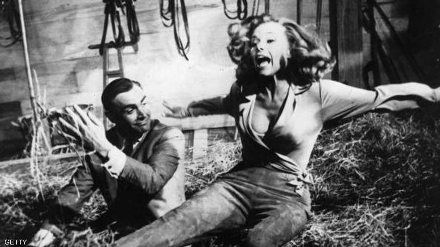 شين كونري يراه كثيرون أفضل من أدى شخصية بوند بإتقان، وهنا برفقة إحدى جميلات السلسة