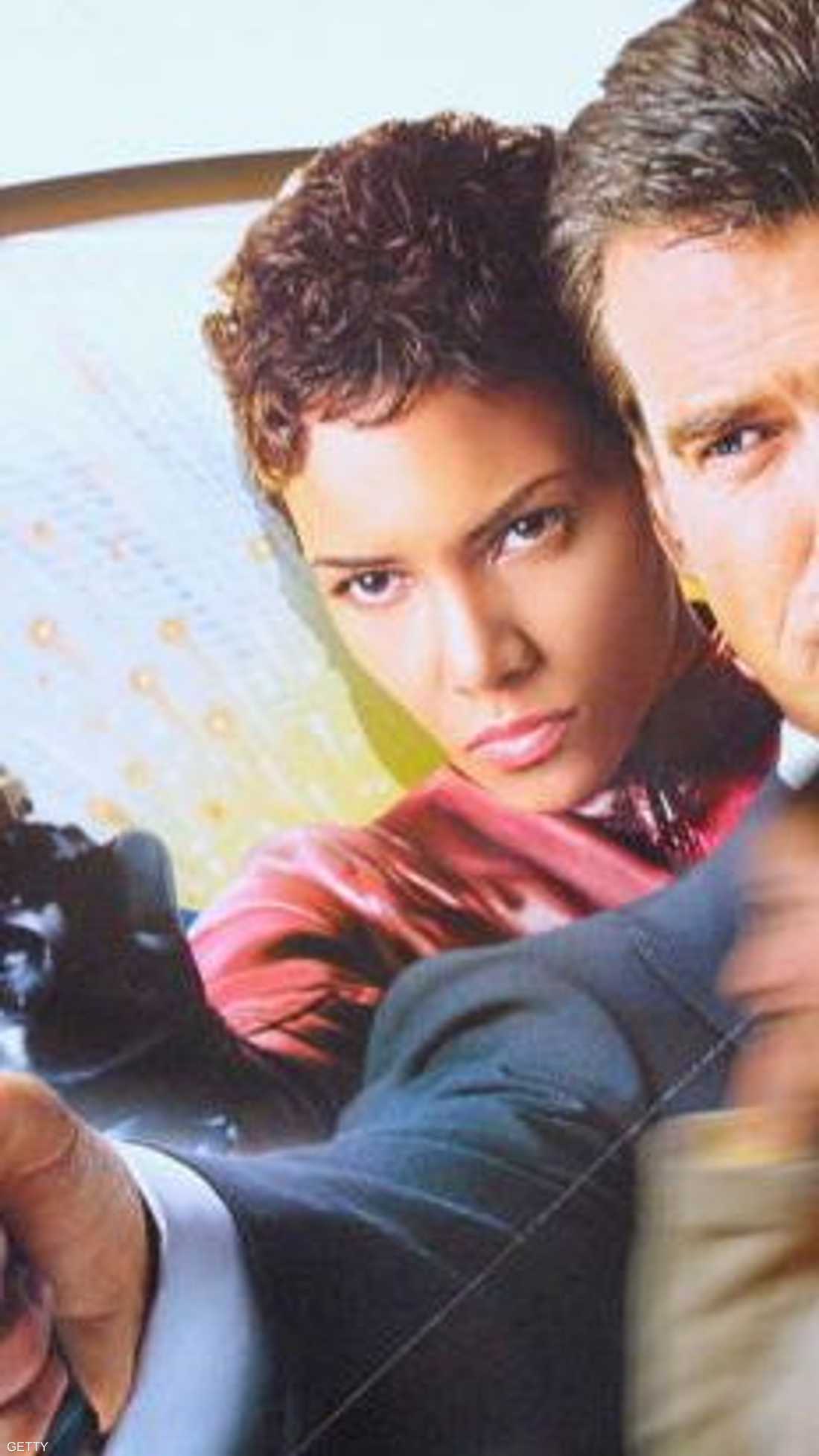 الوسيم بيرس بروسنان والسمراء هالي بيري.. ثنائي أثار الأعجاب وحقق نجاحا ملفتا