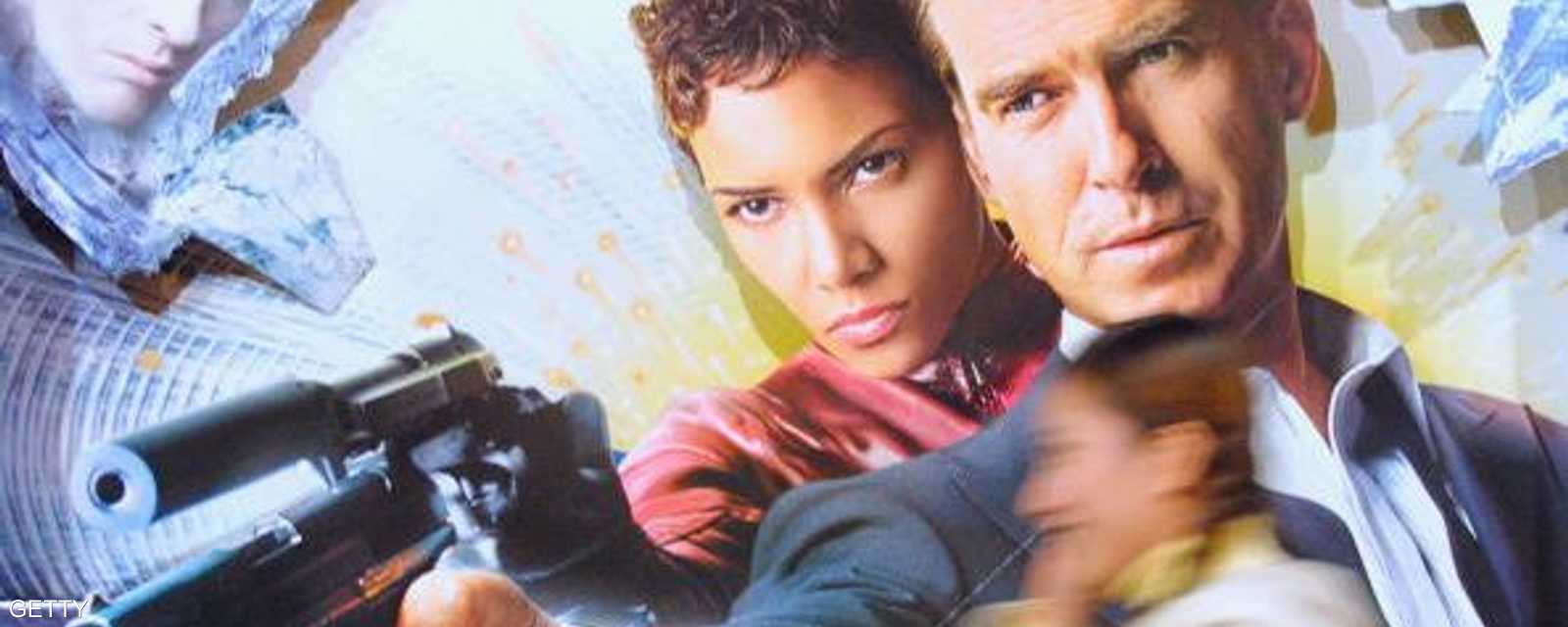 الوسيم بيرس بروسنان والسمراء هالي بيري.. ثنائي أثار الأعجاب وحقق نجاحا ملفتا