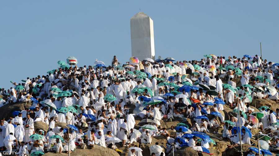 جبل عرفة، حيث يقف الناس ويتقربون إلى ربهم بالدعاء