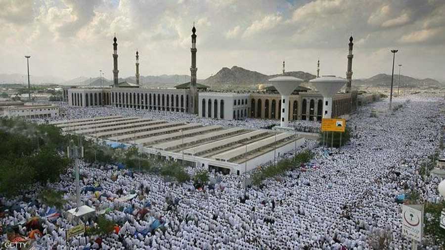 مسجد عرفة حيث يصلي الحجاج صلاة الظهر والعصر جمعا وقصرا