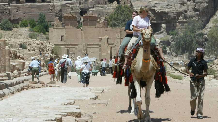 ركوب الجمال.. تجربة فريدة للسياح في البتراء