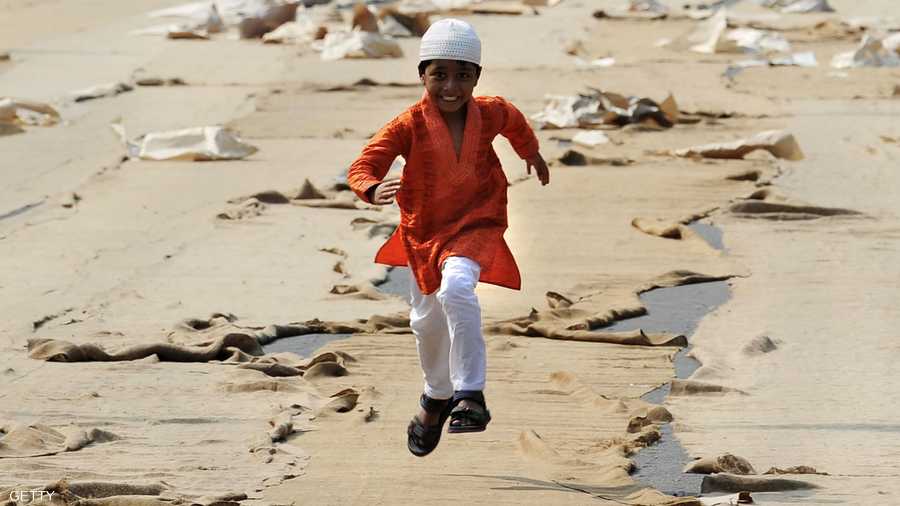 لا شك إنها العيدية ما دفعت هذا الطفل ليسابق الريح بعد صلاة العيد