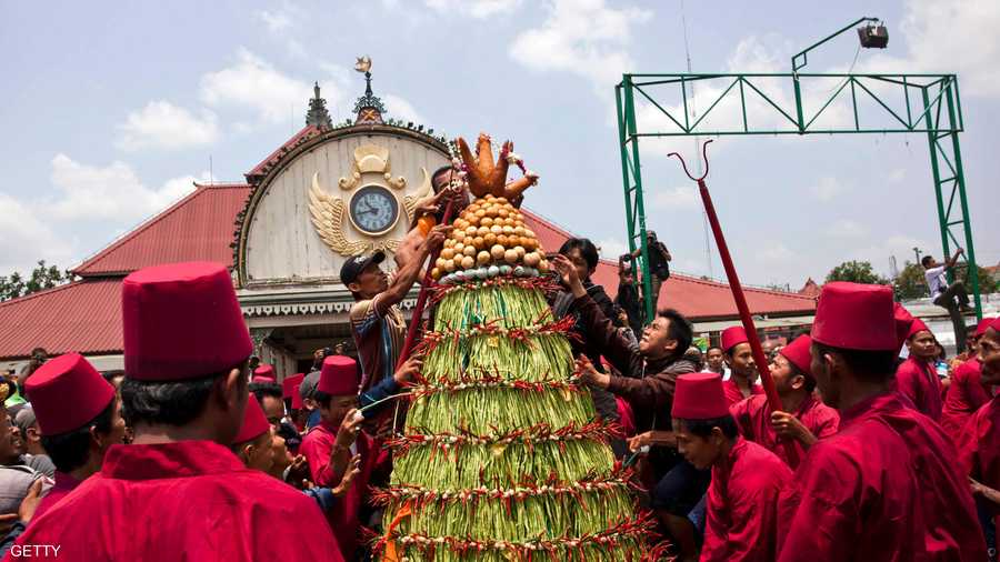 في عادة قد تبدو دخيلة على الإسلام.. صرح يتقرب به إندونيسيون لربهم 