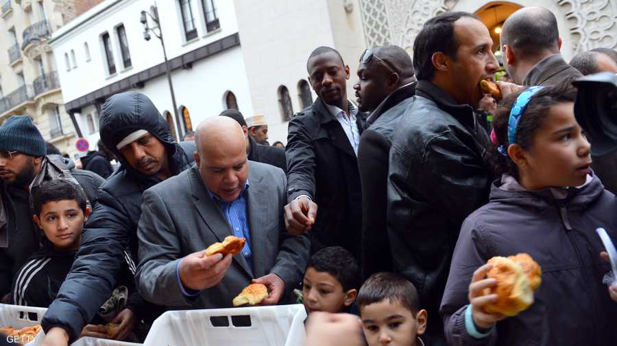 الحلوى مجانا بعد صلاة العيد في فرنسا