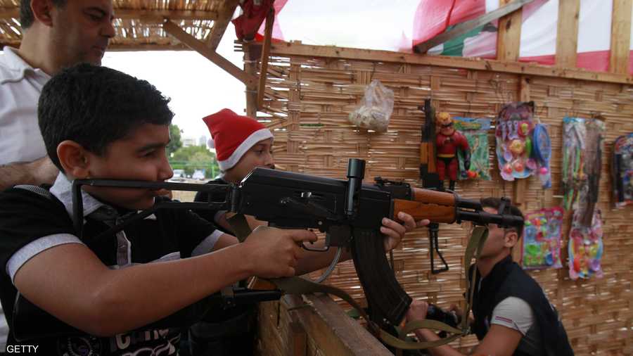 في لبنان.. يلهو الأطفال برشاشات بلاستيكية