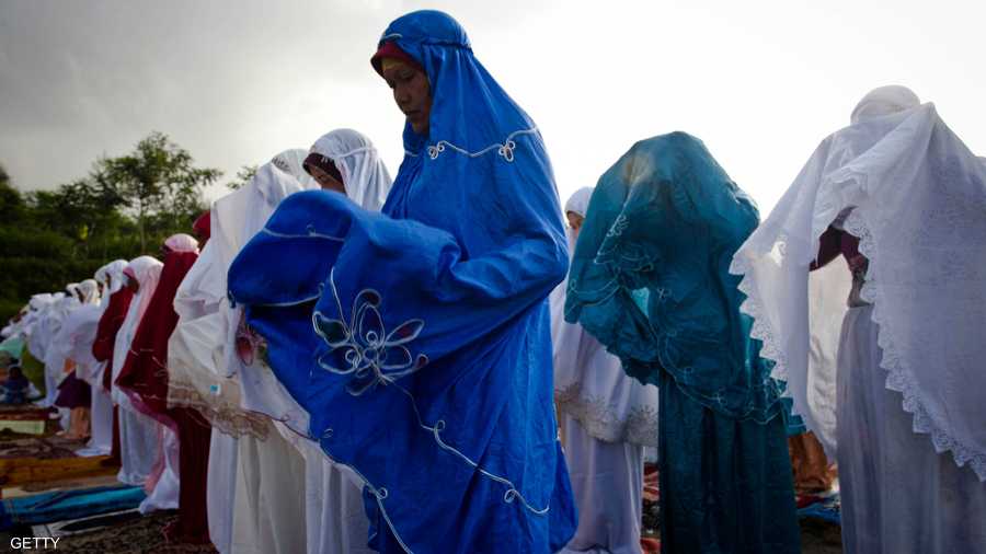 إندونيسيات يؤدين صلاة العيد