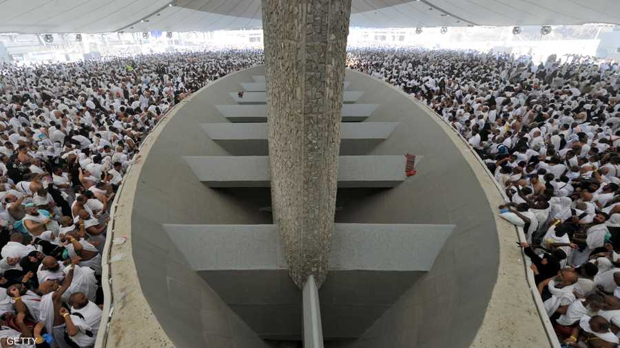 في يوم العيد الأول يبدأ حجاج بيت الله رمي الجمرات بما يرمز لرفض غواية الشيطان