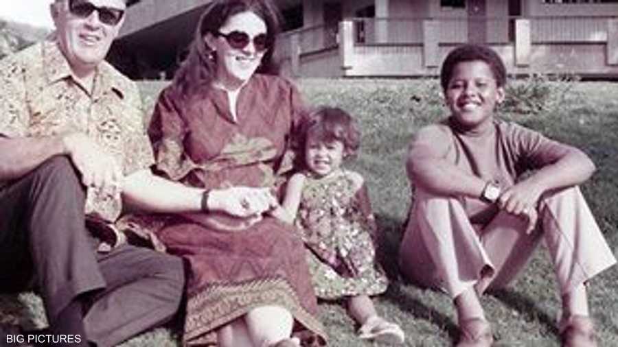 أوباما إلى اليمين بجوار والدته وجده لأمه