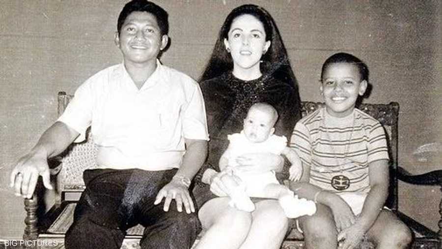 أوباما إلى اليمين بجانب والدته وزوجها