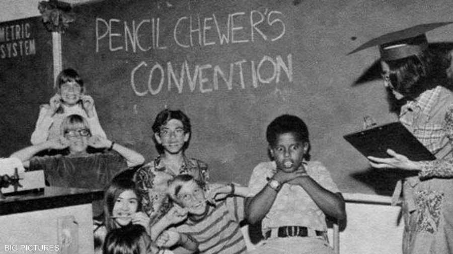 أوباما إلى اليمين وسط زملائه بالمدرسة