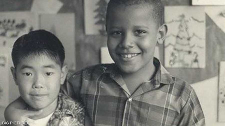 أوباما إلى يمين الصورة