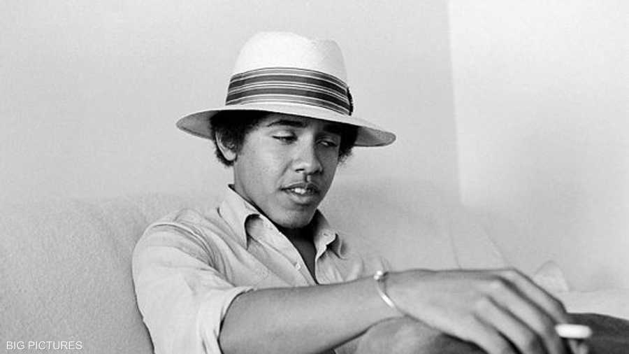 أوباما يدخن في مرحلة الشباب