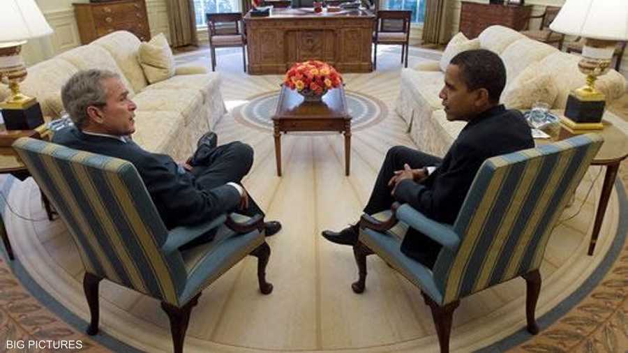 أوباما أثناء لقائه بالرئيس الأميركي السابق جورج دبليو بوش في البيت الأبيض بعد نجاحه في الانتخابات الرئاسية