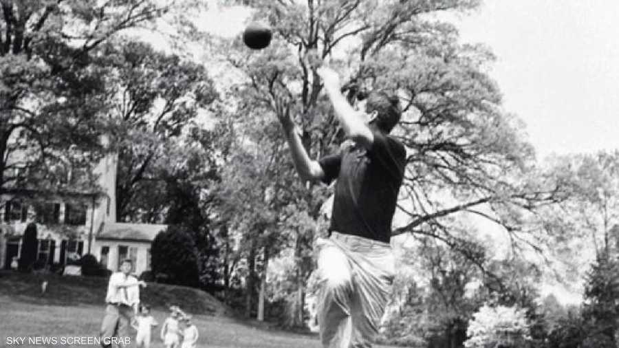 جون كينيدي يلعب كرة القدم بحديقة البيت الأبيض