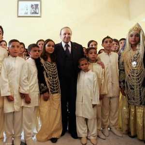 الرئيس الجزائري وأطفال بالزي التقليدي أثناء زيارة إلى مدينة تلمسان - أرشيفية