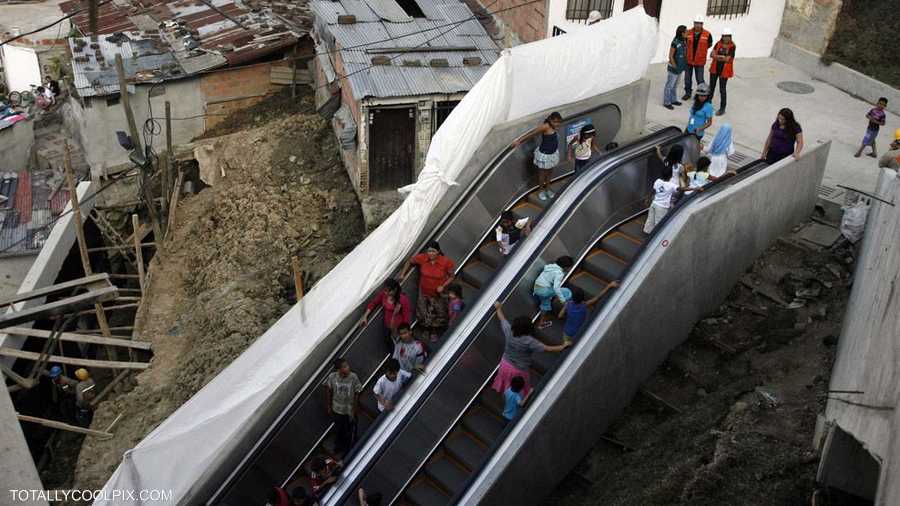 سلم كهربائي متطور وسط الفوضى والحفريات في كولومبيا