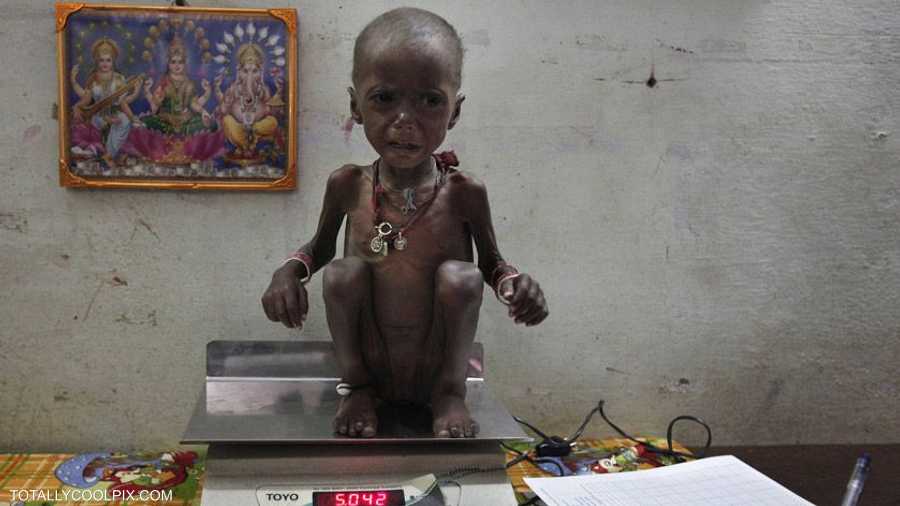 على الميزان.. فتاة هندية تبلغ من العمر عامين