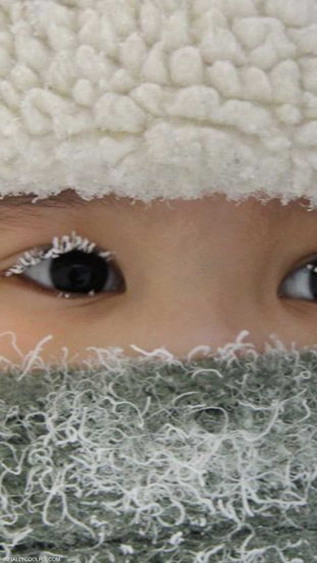 بياض الثلج يزين رموش هذا الطفل في سيبيريا