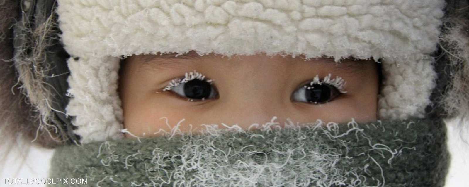 بياض الثلج يزين رموش هذا الطفل في سيبيريا