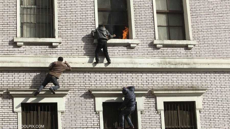 متظاهرون يحاولون إطفاء النار في مبنى بالقاهرة