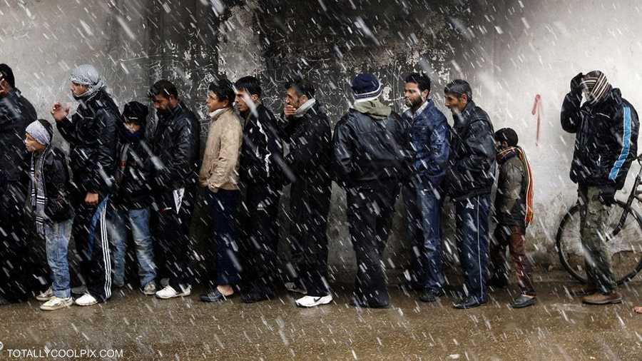 طوابير الخبر في سوريا وسط برد الشتاء القارس