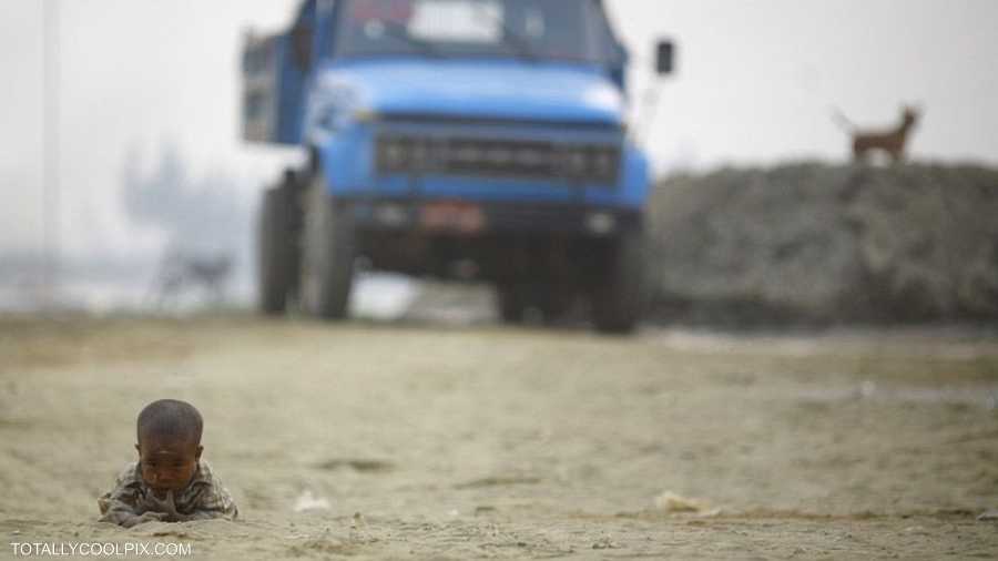 طفل يلعب ولكن في المكان الخطأ