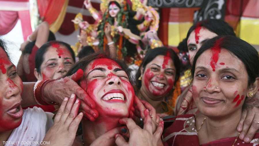 التلون بالأحمر أحد طقوس الهندوس